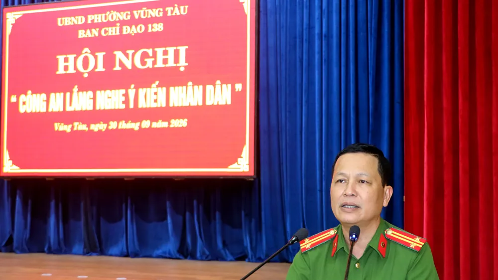 Trung tá Nguyễn Thế Nam, Phó Trưởng Công an phường Vũng Tàu báo cáo kết quả công tác giữ gìn ANTT trên địa bàn. Ảnh: THÀNH HUY