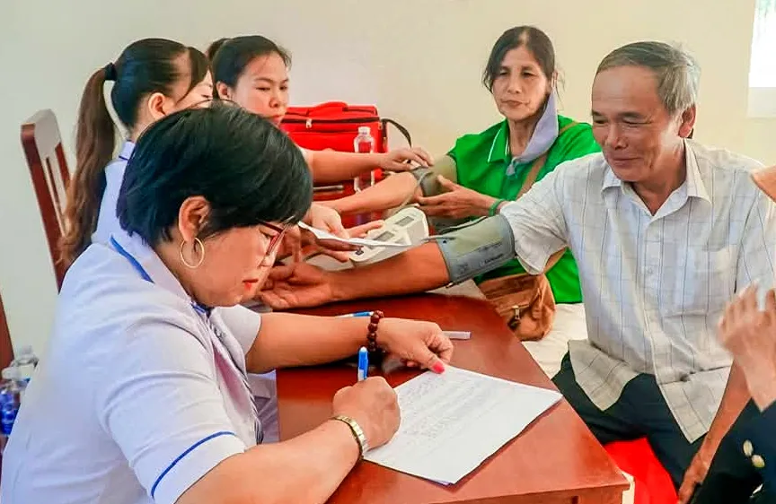Người cao tuổi xã Bàu Lâm được khám và tư vấn sức khỏe miễn phí. Ảnh: THÀNH HUY