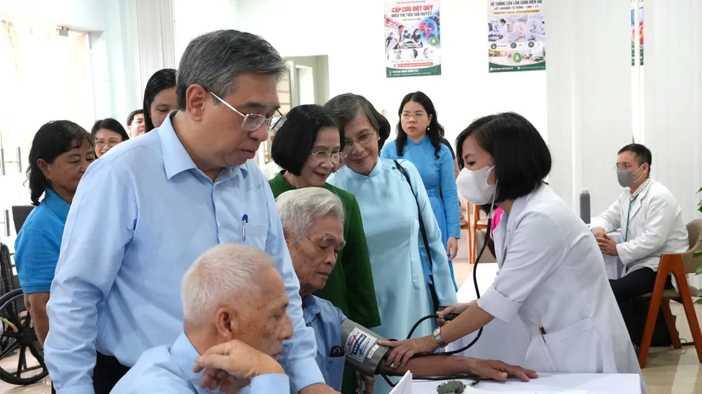 Phó Bí thư Thành ủy TPHCM Nguyễn Phước Lộc cùng các đại biểu tham quan điểm sinh hoạt – chăm sóc người cao tuổi