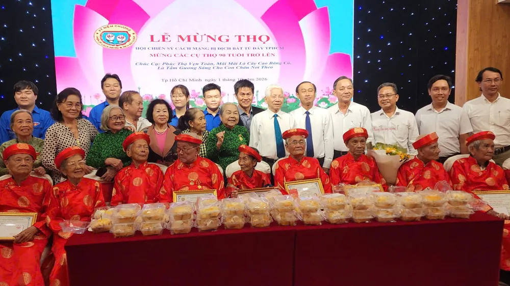 Nguyên Chủ tịch nước Nguyễn Minh Triết và các đại biểu chúc mừng các chiến sĩ cách mạng cao niên