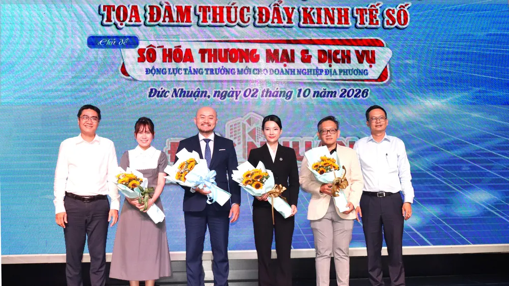 Phường Đức Nhuận trao hoa cảm ơn các báo cáo viên tham dự tọa đàm