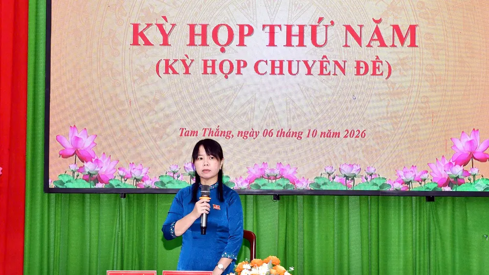 Bà Trần Thụy Cẩm Lệ, Bí thư Đảng ủy, Chủ tịch HĐND phường Tam Thắng phát biểu khai mạc kỳ họp