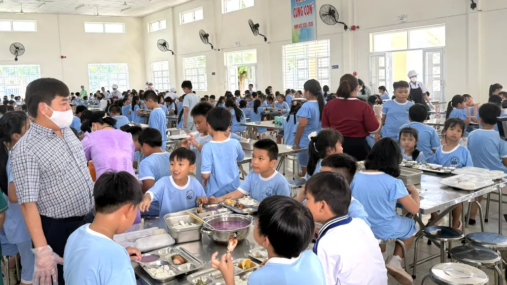 Kiểm tra đột xuất bữa ăn bán trú tại Trường Tiểu học Chu Văn An (xã Long Hải)