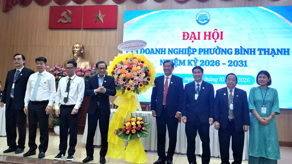 Lãnh đạo Liên đoàn Doanh nghiệp TPHCM tặng hoa chúc mừng Đại hội. Ảnh: ĐỨC TRUNG