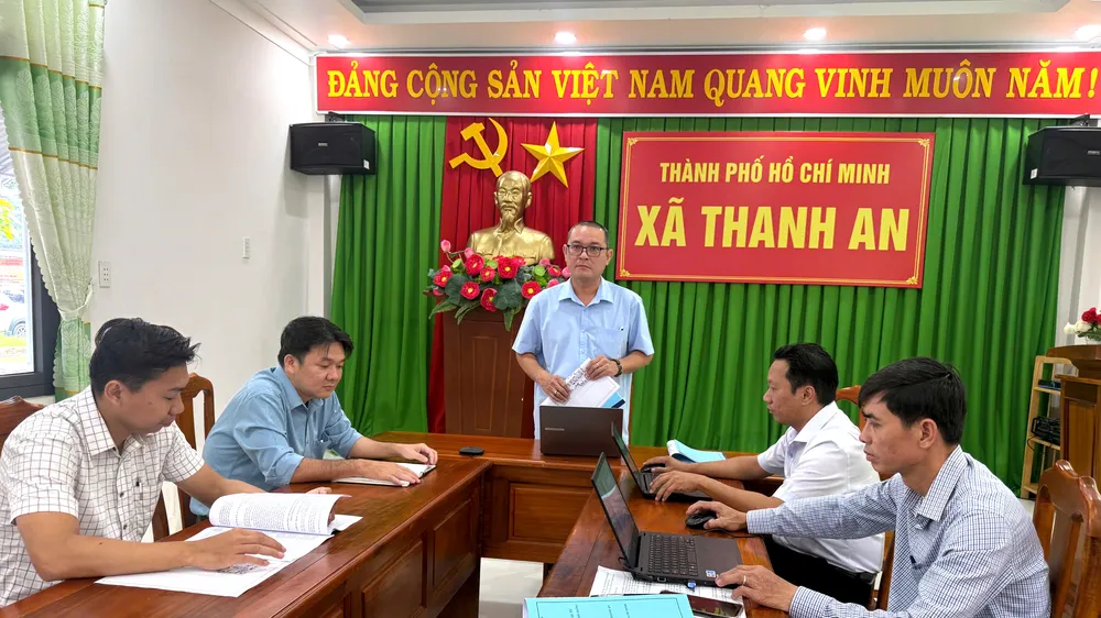 Ông Nguyễn Hoài Bảo, Chủ tịch UBND xã Thanh An, chủ trì một cuộc họp tại cuộc họp UBND xã