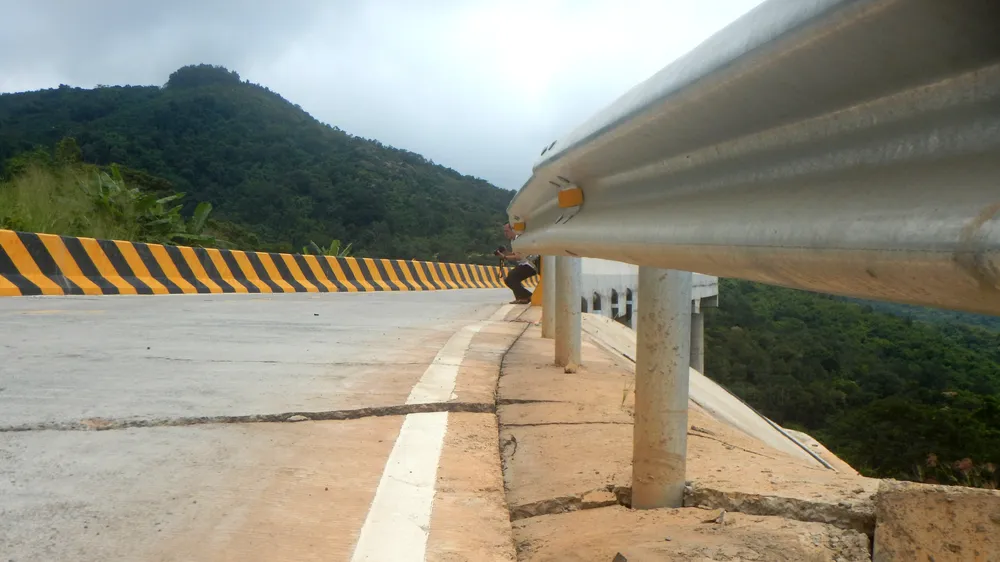 Mặt đường đoạn Km45 qua quốc lộ 28B nứt toác. Ảnh: TIẾN THẮNG