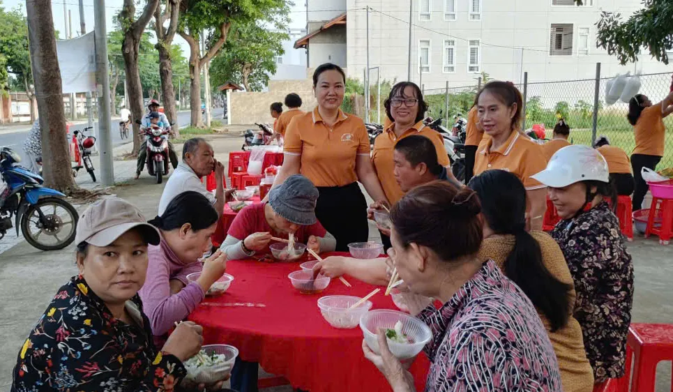 Xã Long Hải phục vụ 325 phần ăn sáng cho người khó khăn