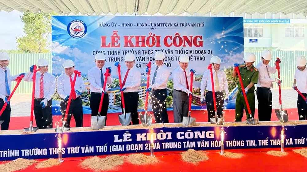 Các đại biểu thực hiện nghi thức khởi công công trình Trường THCS Trừ Văn Thố (giai đoạn 2)
