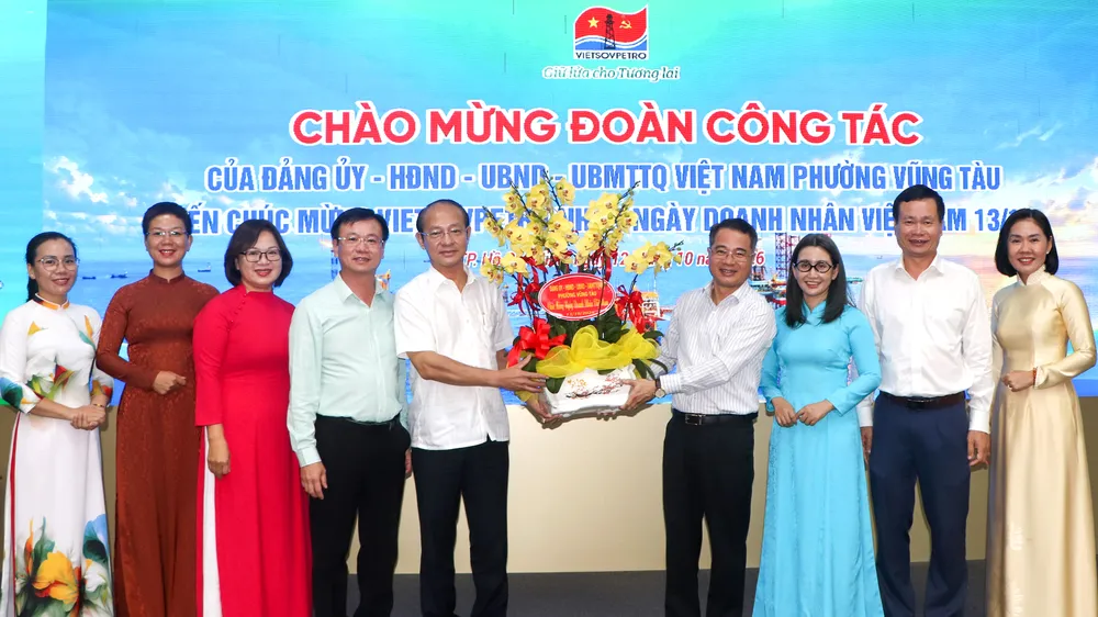 Lãnh đạo phường Vũng Tàu tặng hoa chúc mừng đến Liên doanh Việt – Nga Vietsovpetro. Ảnh: THÀNH HUY