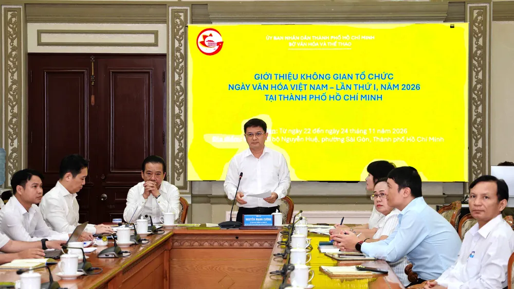 Đồng chí Nguyễn Mạnh Cường, Phó Chủ tịch UBND TPHCM báo cáo tại hội nghị từ điểm cầu TPHCM. Ảnh: HOÀNG TRIỀU
