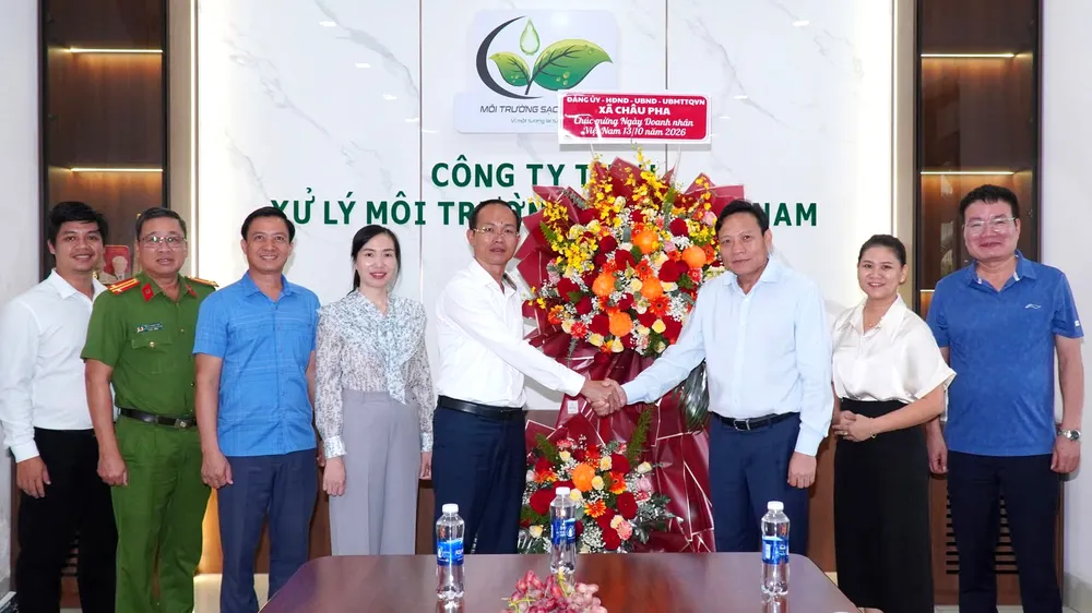 Lãnh đạo xã Châu Pha chúc mừng doanh nghiệp nhân Ngày Doanh nhân Việt Nam 13-10