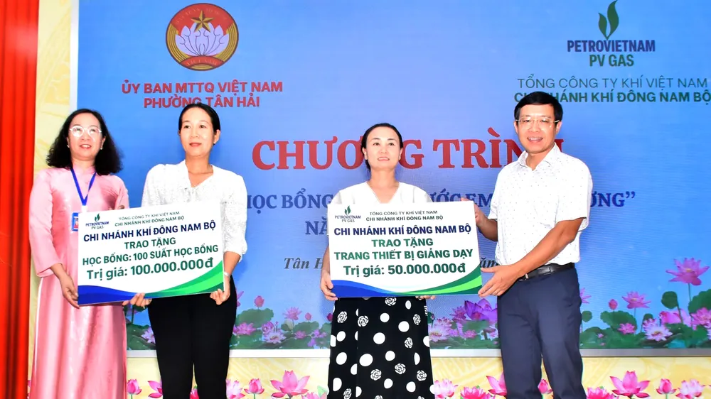 105 học sinh, sinh viên khó khăn ở phường Tân Hải được nhận học bổng
