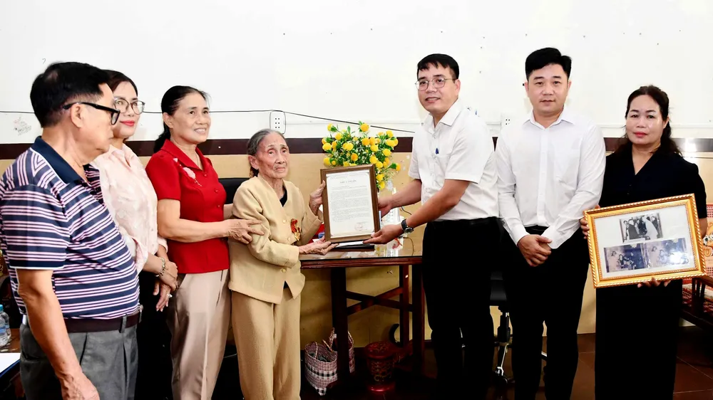 Lãnh đạo phường Tam Thắng trao thư cám ơn cho bà Sánh về việc hiến tặng kỷ vật cho bảo tàng