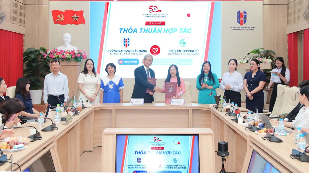 Hội Liên hiệp Phụ nữ phường Thủ Dầu Một và Trường Đại học Ngân hàng TPHCM ký kết thoả thuận hợp tác hỗ trợ phụ nữ phát triển. ẢNH: NGỌC TRĂM