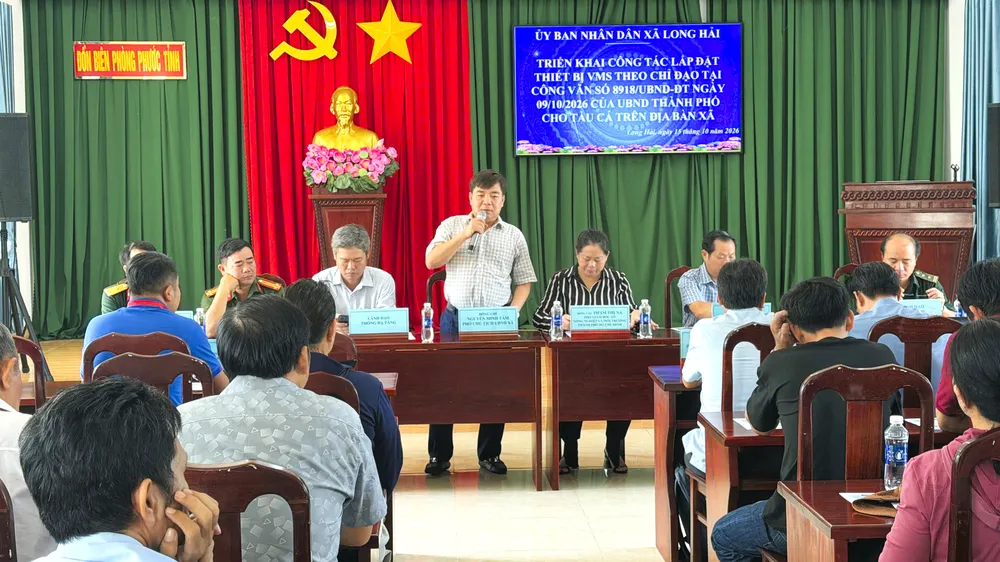 Đồng chí Nguyễn Minh Tâm, Phó Chủ tịch UBND xã Long Hải phát biểu tại hội nghị.