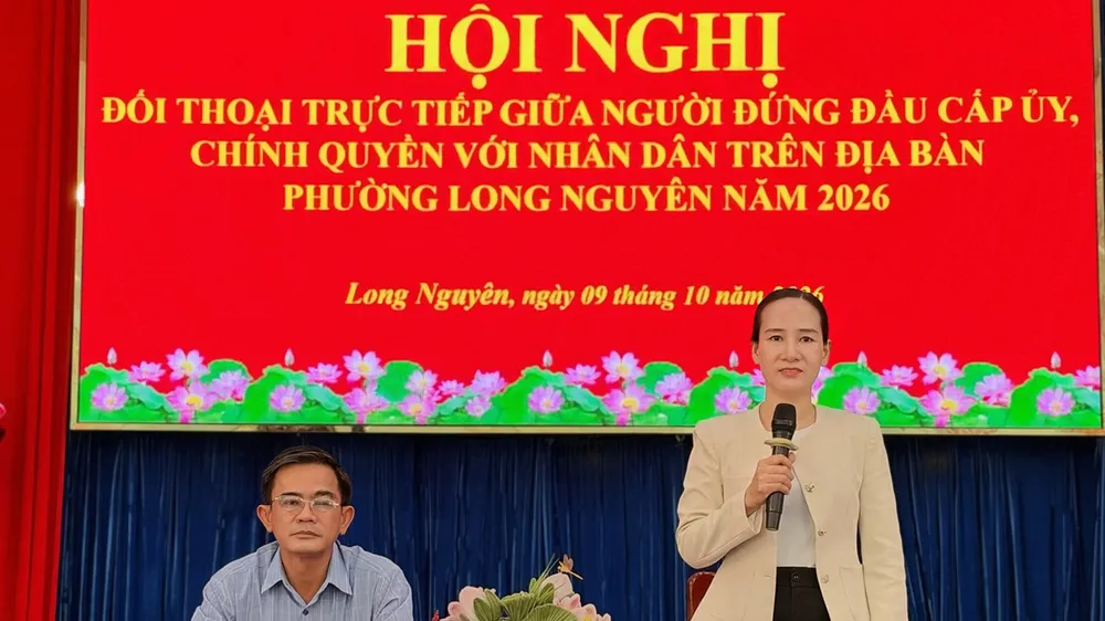 Bà Lê Thị Kim Liên, Phó Bí thư Đảng ủy, Chủ tịch UBND phường Long Nguyên phát biểu tại Hội nghị đối thoại 
