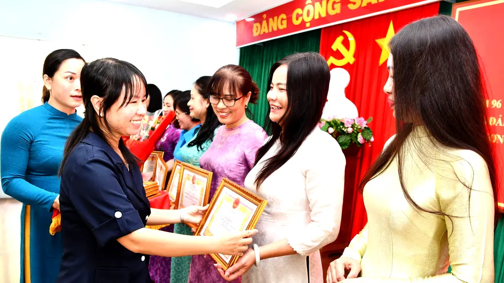 Lãnh đạo phường Tam Thắng tặng Giấy khen cho các tập thể có thành tích tiêu biểu trong phong trào thi đua “Dân vận khéo” năm 2026
