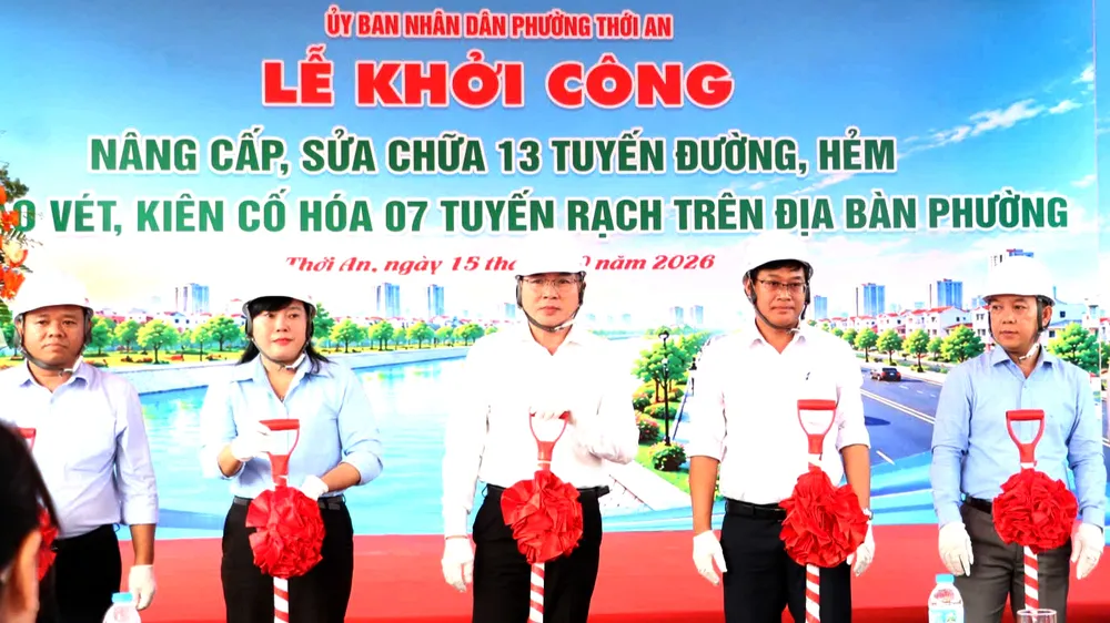 Lãnh đạo phường Thới An cùng các đại biểu thực hiện nghi thức khởi công