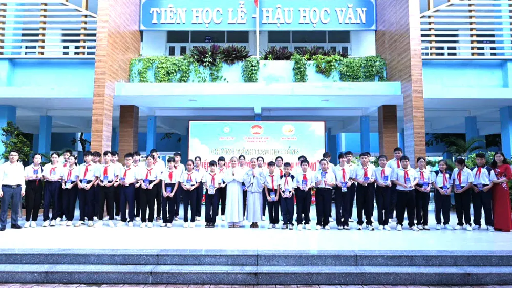 Trao học bổng cho học sinh vượt khó học giỏi