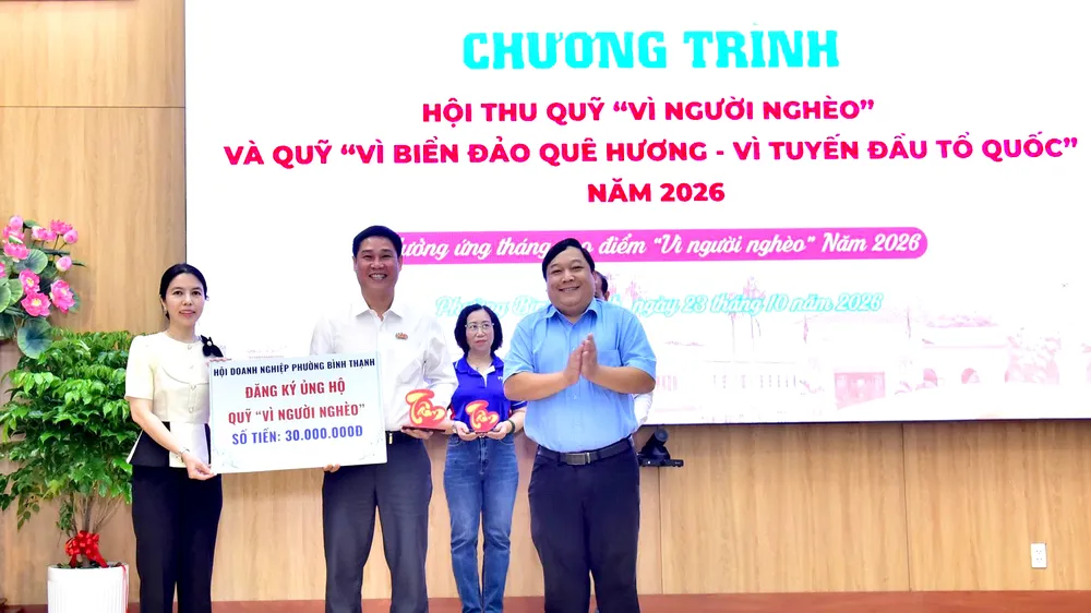 Các đơn vị trao bảng đăng ký ủng hộ Quỹ "Vì người nghèo" năm 2026. Ảnh: HỒNG HẢI