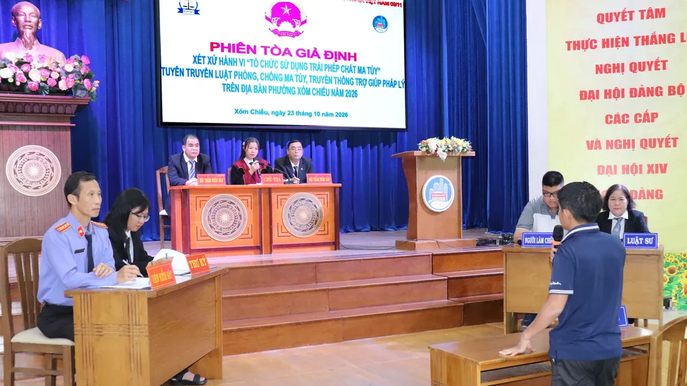 Phiên tòa giả định vụ án “Tổ chức sử dụng trái phép chất ma túy” tại phường Xóm Chiếu. Ảnh: HỒNG HẢI