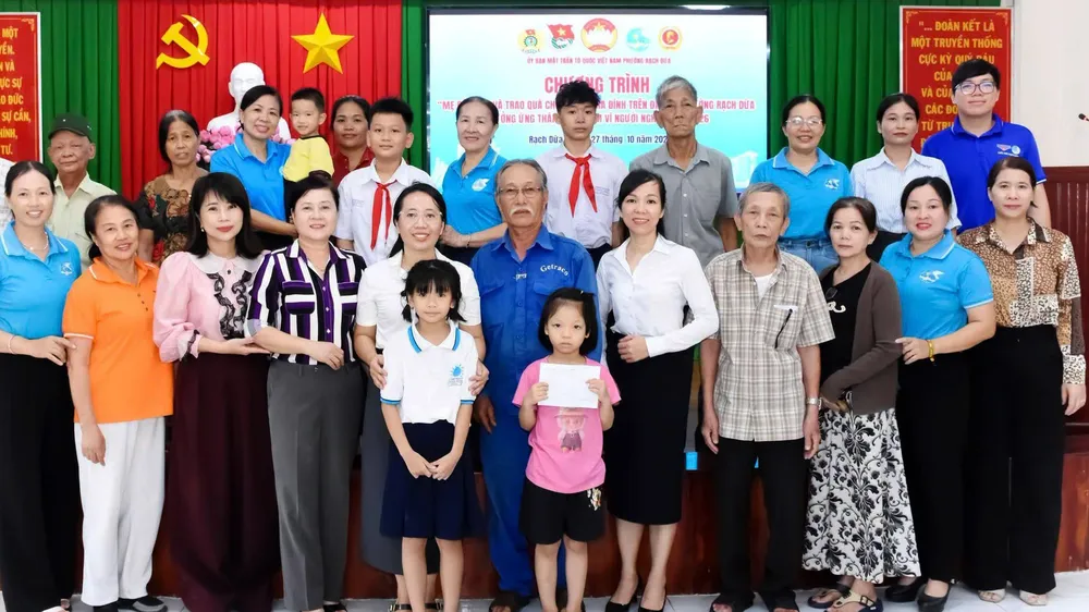 Trao quà “Mẹ đỡ đầu” cho trẻ em có hoàn cảnh đặc biệt khó khăn