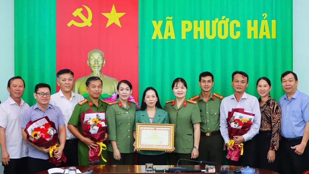 Bộ trưởng Bộ Công an tặng bằng khen cho xã Phước Hải 