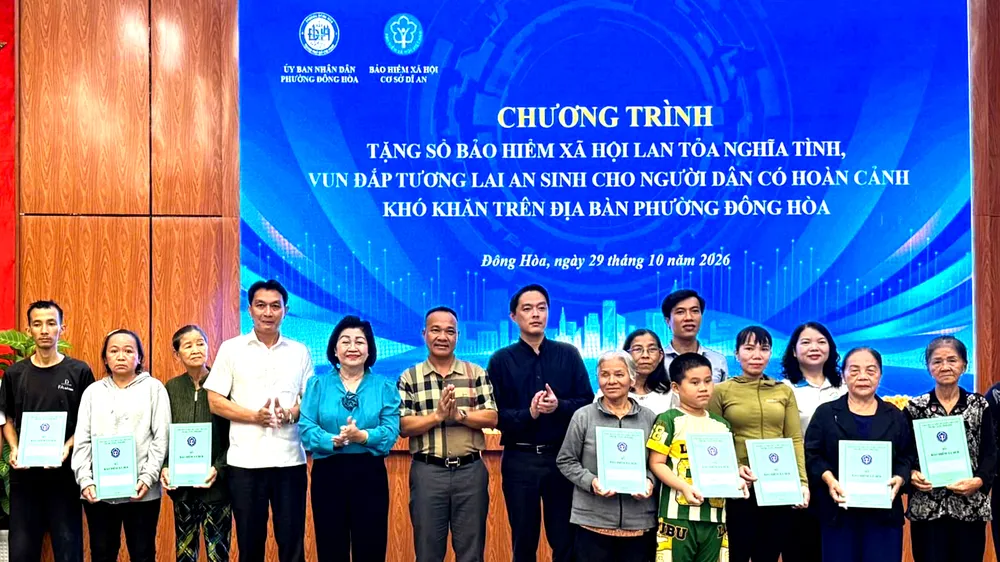 Chương trình trao tặng sổ BHXH cho thành viên hộ nghèo, hộ cận nghèo tại phường Đông Hòa