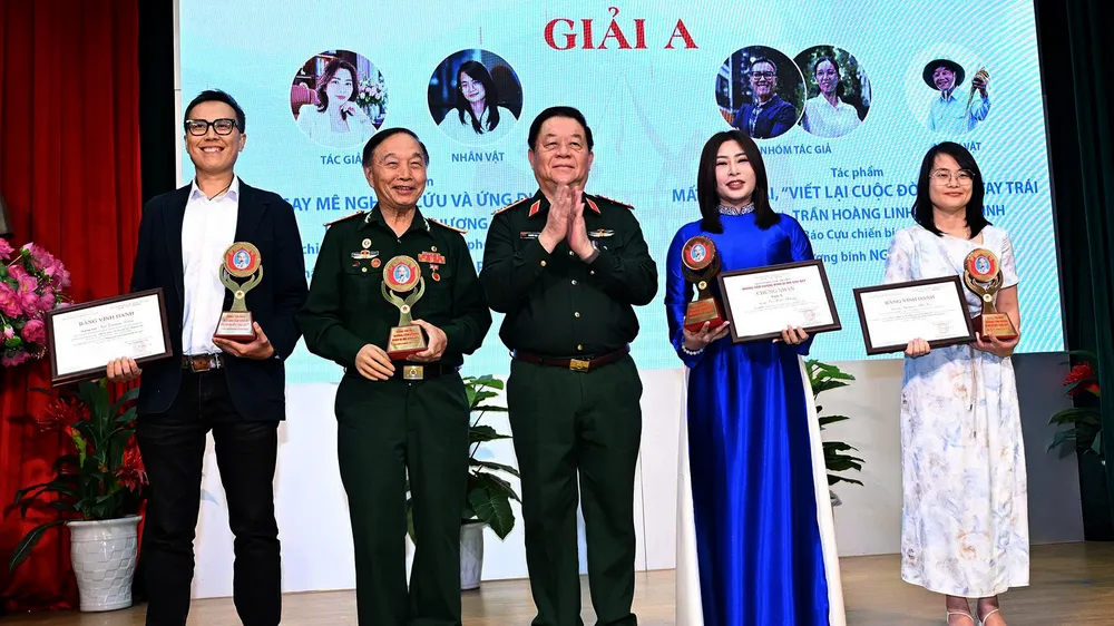 Đại tướng Nguyễn Trọng Nghĩa trao tặng giải A cho các tác giả, nhóm tác giả. Ảnh: TRỌNG HẢI