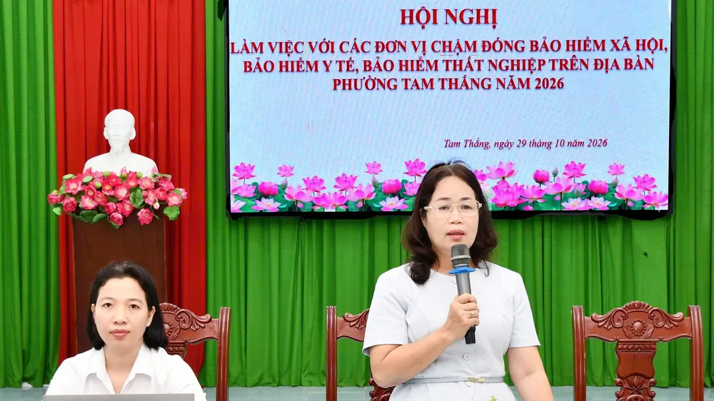 Bà Bùi Thị Thu Thủy, Phó Chủ tịch UBND phường, Trưởng Ban Chỉ đạo thực hiện chính sách BHXH, BHYT phường Tam Thắng dự buổi làm việc.