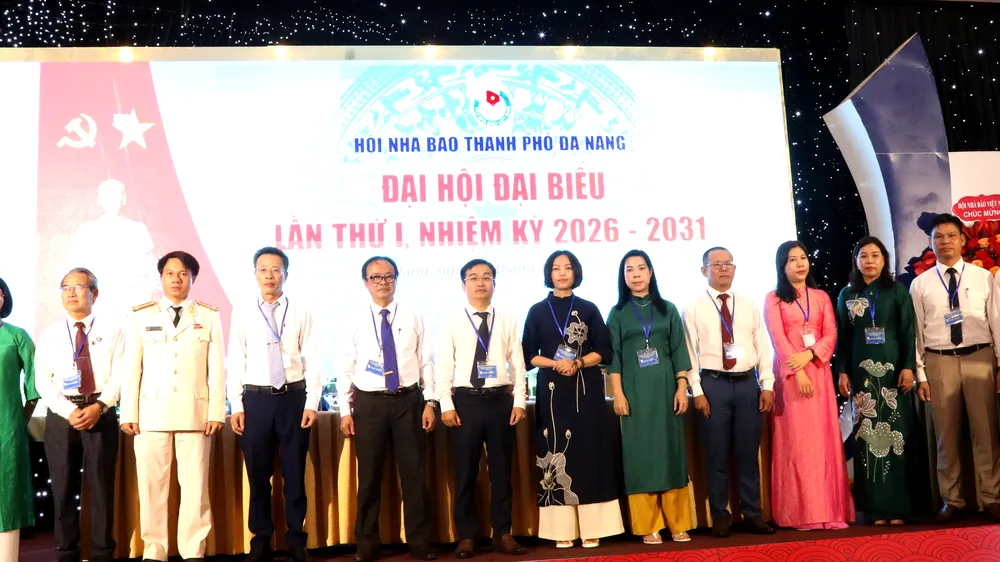 Ban chấp hành nhiệm kỳ mới của Hội Nhà báo TP Đà Nẵng ra mắt Đại hội. Ảnh: XUÂN QUỲNH