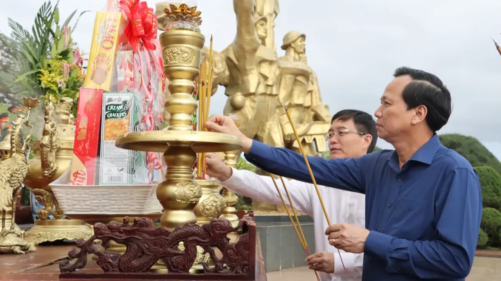 Đoàn công tác của trung ương thăm gia đình 6 liệt sĩ hy sinh trong vụ tấn công 2 trụ sở UBND xã tại Đắk Lắk