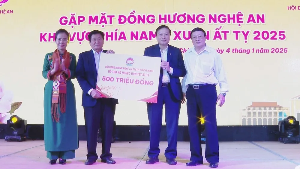 Hơn 3,5 tỷ đồng ủng hộ người nghèo ở Nghệ An