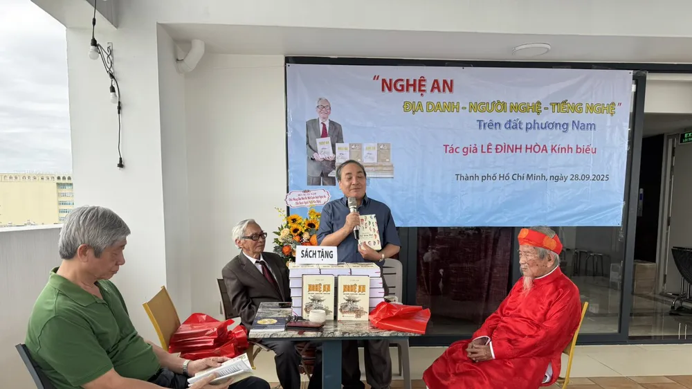 Tác giả Lê Đình Hòa và nhà nghiên cứu Nguyễn Đình Tư tại buổi ra mắt cuốn sách Nghệ An - Địa danh - người Nghệ và tiếng Nghệ