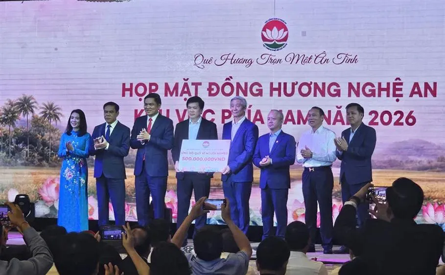 Trao 500 triệu đồng ủng hộ Quỹ Vì người nghèo tỉnh Nghệ An