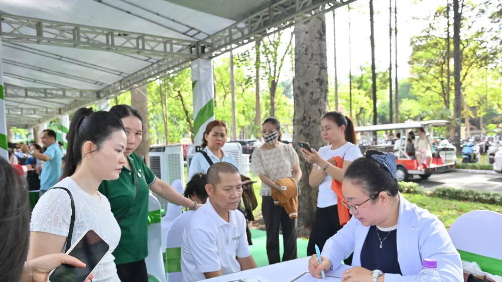 Người dân được tư vấn kiến thức dinh dưỡng miễn phí từ các chuyên gia, bác sĩ đầu ngành