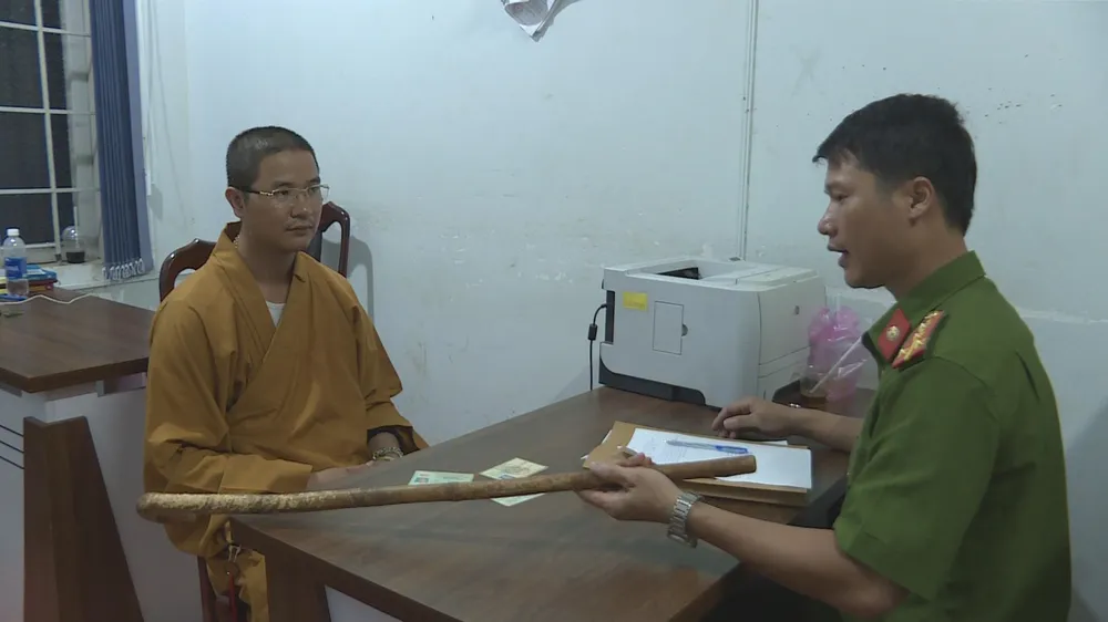 Nhà sư ngang nhiên đập ô tô vì không cho vượt