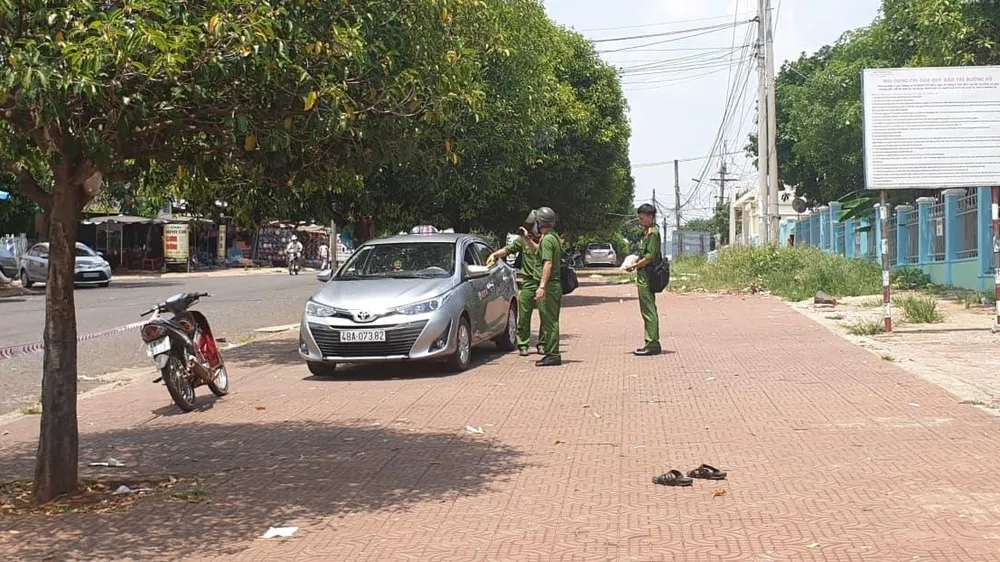 Tranh giành khách, tài xế taxi đâm đồng nghiệp tử vong