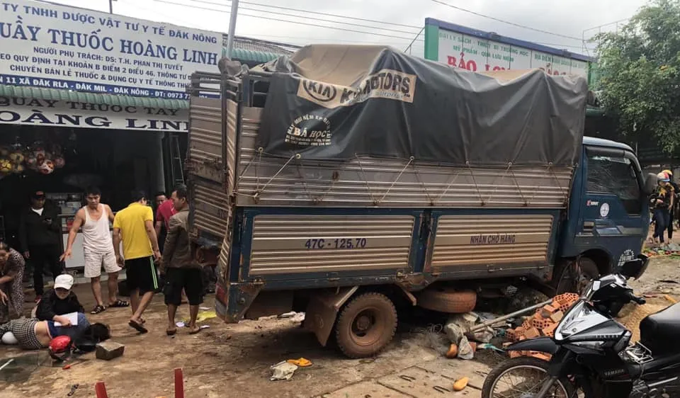 Hiện trường vụ tai nạn sáng 13-6, làm ít nhất 3 người chết, 7 người bị thương