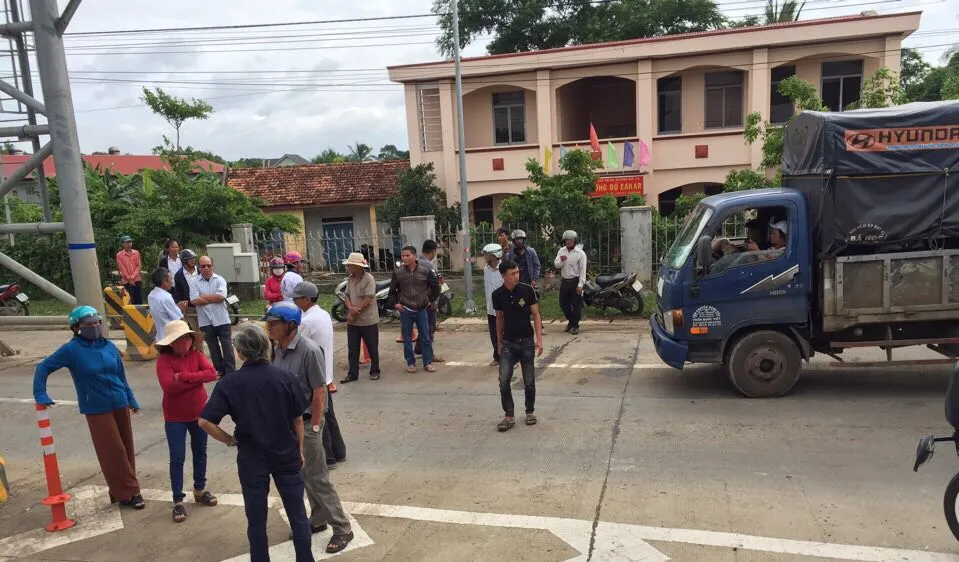 Dân chặn xe, vây Trạm thu phí Ea Kar trên Quốc lộ 26, ngăn cản xe qua lại