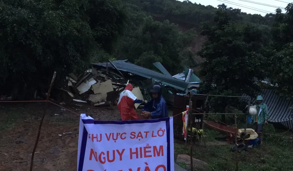 Sạt lở núi, vùi lấp nhiều căn nhà ở Đắk Lắk