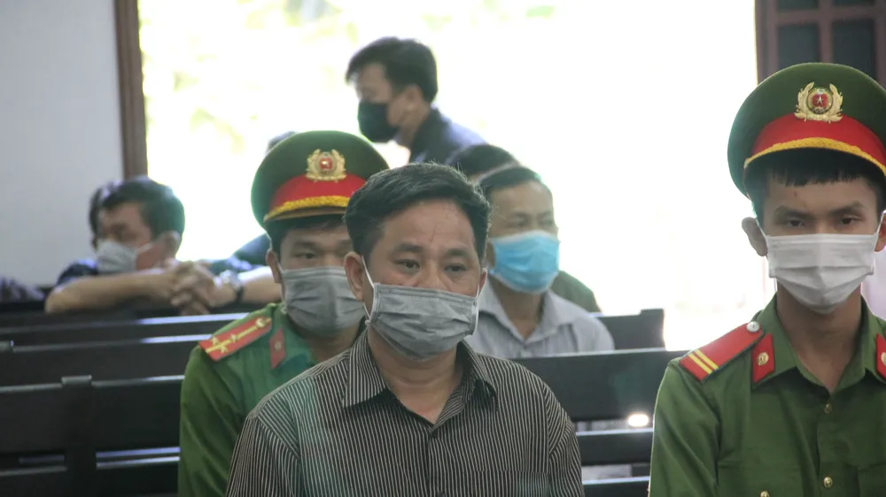 Triệu tập nhân chứng mới, hoãn xét xử nguyên bí thư xã giết em họ, đốt xác