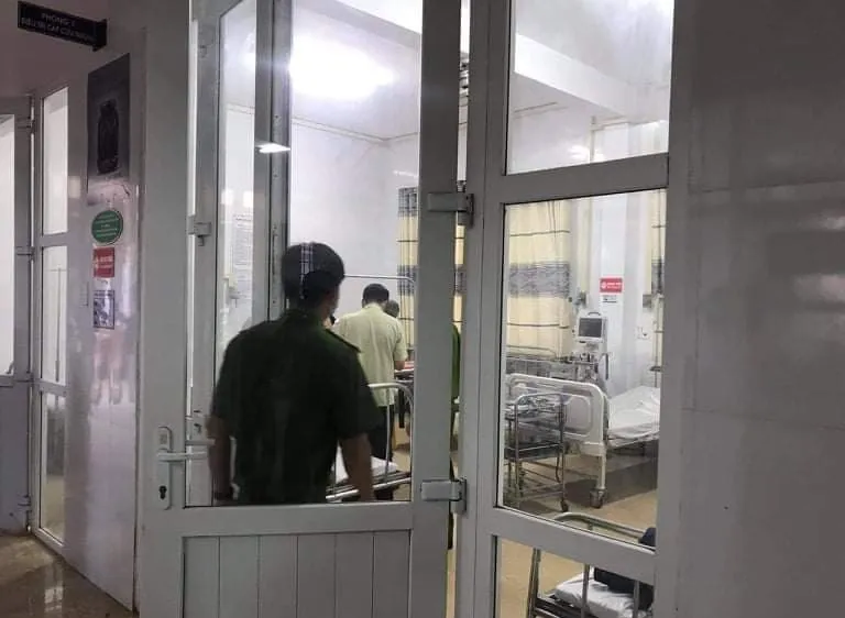 Sập tường, 4 cháu nhỏ thương vong