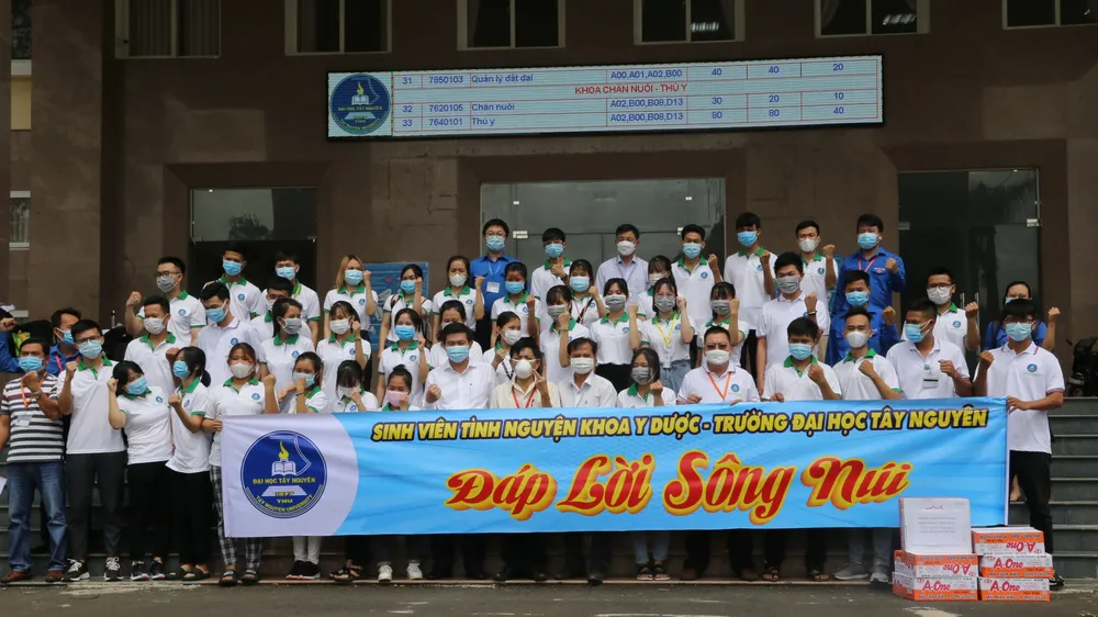 41 sinh viên Trường Đại học Tây Nguyên lên đường hỗ trợ Bình Dương chống dịch