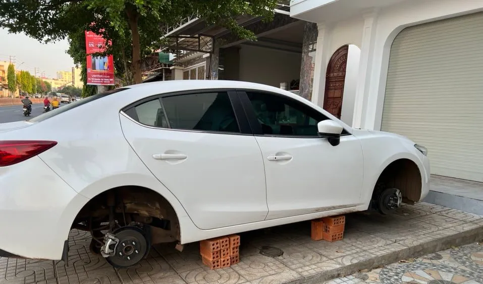 Chiếc xe của anh T. đã bị kẻ gian lấy mất 4 bánh xe