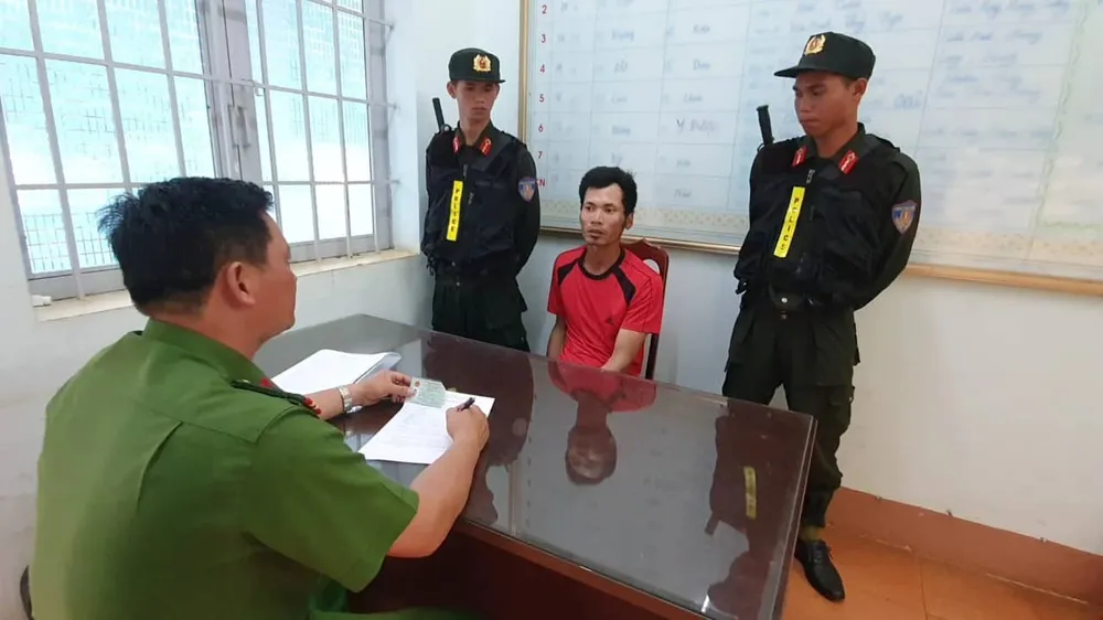 Bắt đối tượng trong đường dây chuyên làm giả giấy tờ của cơ quan, tổ chức