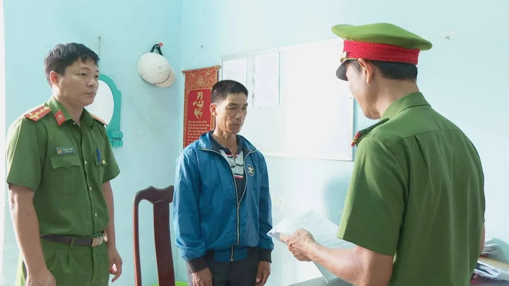 Không chịu rải phân cho lúa, con trai bị cha đâm nguy kịch