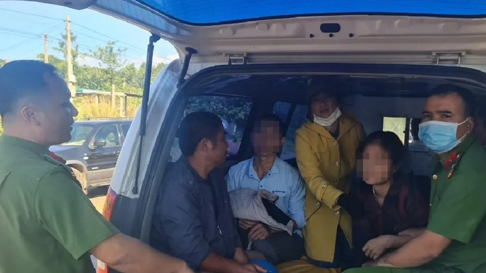 Giải cứu cháu bé bị cha mẹ nhốt nhiều ngày trong nhà