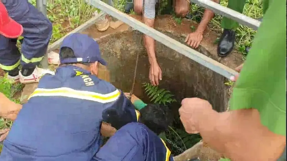 Người đàn ông mắc kẹt 4 ngày dưới giếng sâu 25m, bứt lá cây ăn cầm cự