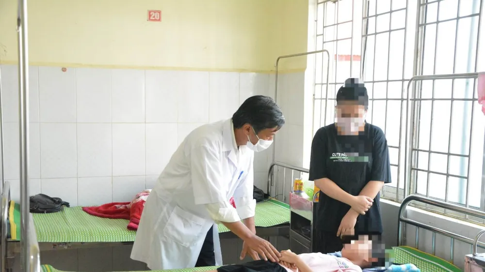 Vụ hàng loạt học sinh ngộ độc: Xác định được danh tính 4 người phát bóng bay
